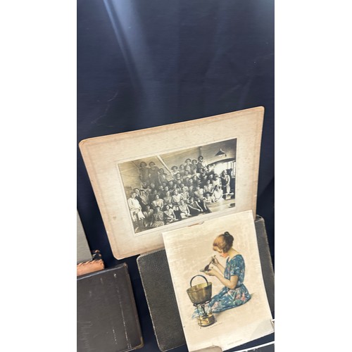 266 - Vintage photo albums and old vintage photos