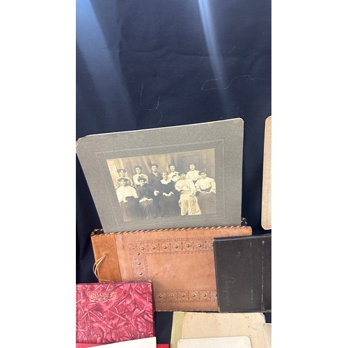 266 - Vintage photo albums and old vintage photos