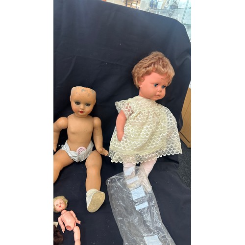 281 - Selection of vintage dolls