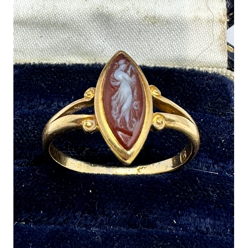 92 - Victorian 18ct gold hard stone cameo ring weight 3.2g