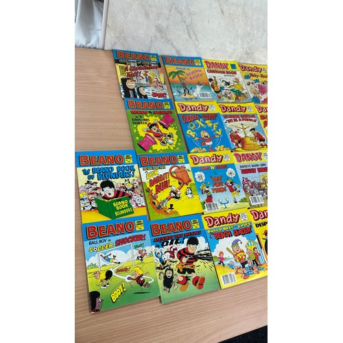 85 - Selection of vintage mini Beano comics