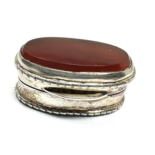 22 - silver agate insert lid pill box measures approx 3.2cm by2cm height 1.5cm hallmarked 800