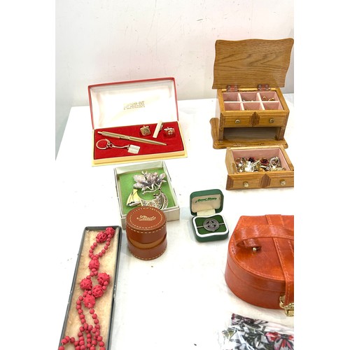 536 - Large selection of vintage and later costume jewellery includes earrings etc