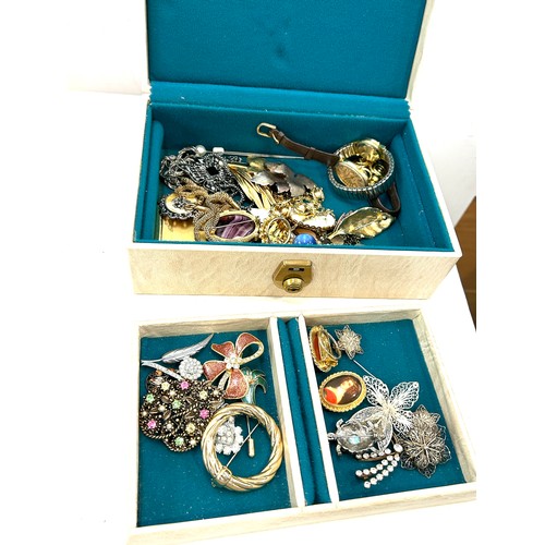 536 - Large selection of vintage and later costume jewellery includes earrings etc