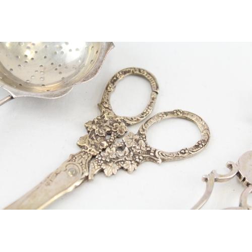 81 - 3 x .925 sterling sifter spoon, scissors & sugar nips