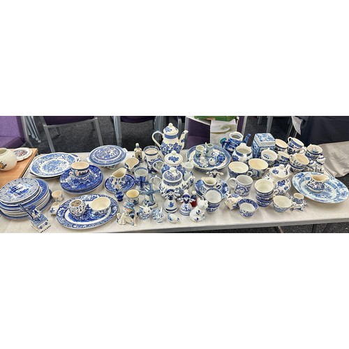 385 - Large selection of vintage and later blue and white pottery