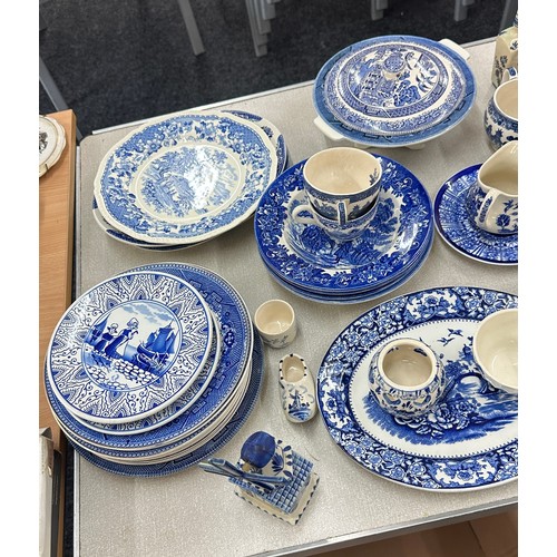 385 - Large selection of vintage and later blue and white pottery