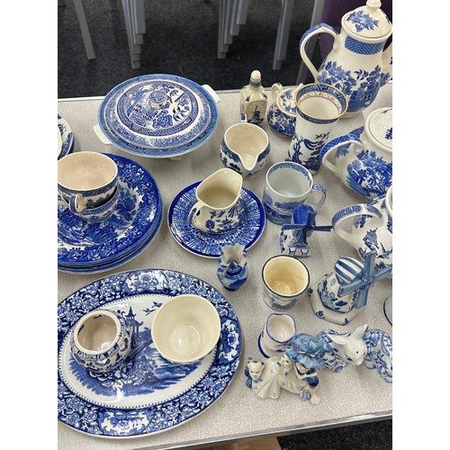 385 - Large selection of vintage and later blue and white pottery