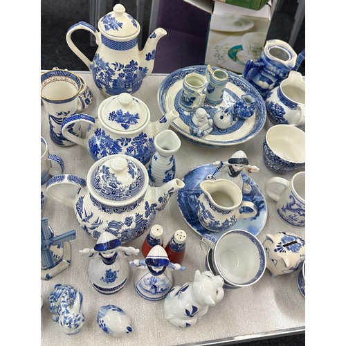 385 - Large selection of vintage and later blue and white pottery