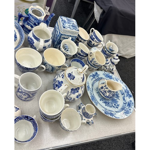 385 - Large selection of vintage and later blue and white pottery