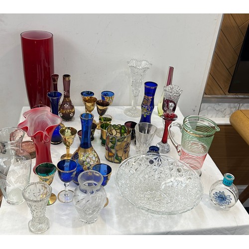 387 - Selection of normal and coloured glassware to include vases, bowls etc