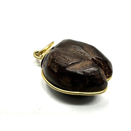 103 - Vintage 18ct gold & coco bean pendant measures approx 2.2cm drop weight 2.3g