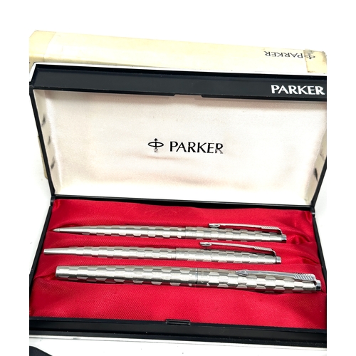 479 - Selection of parker pens fountain pens pencil ballpoint