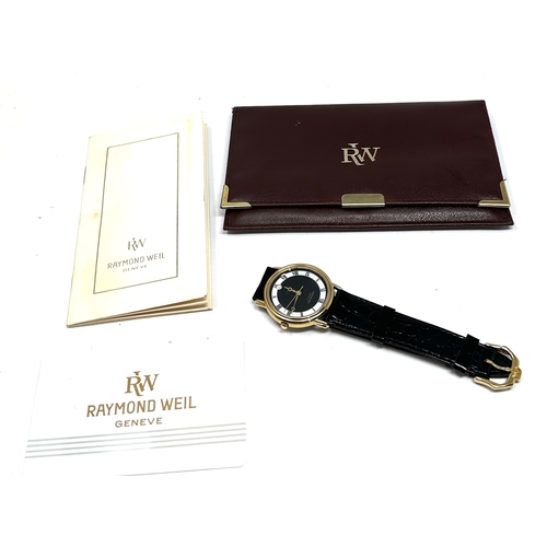 367 - Gents raymond weil geneve wristwatch comes in wallet and booklet in working order