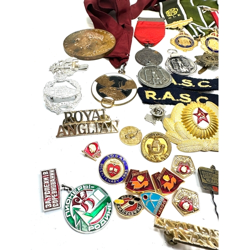 559 - Large collection of badges medals etc