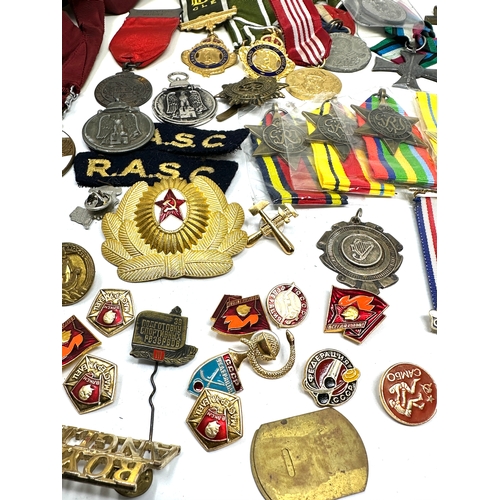 559 - Large collection of badges medals etc