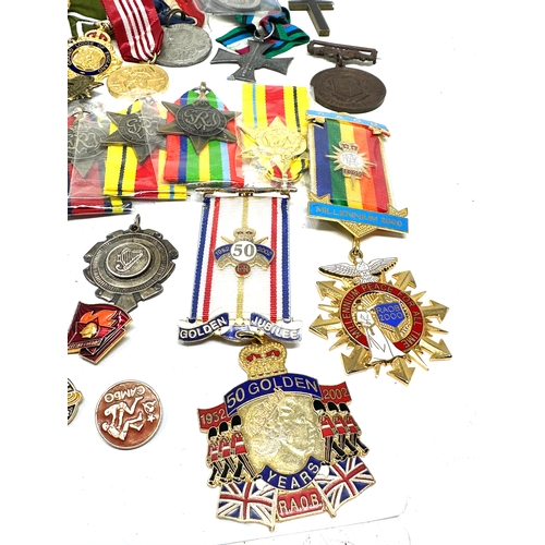 559 - Large collection of badges medals etc