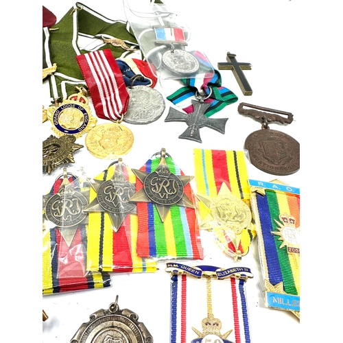 559 - Large collection of badges medals etc