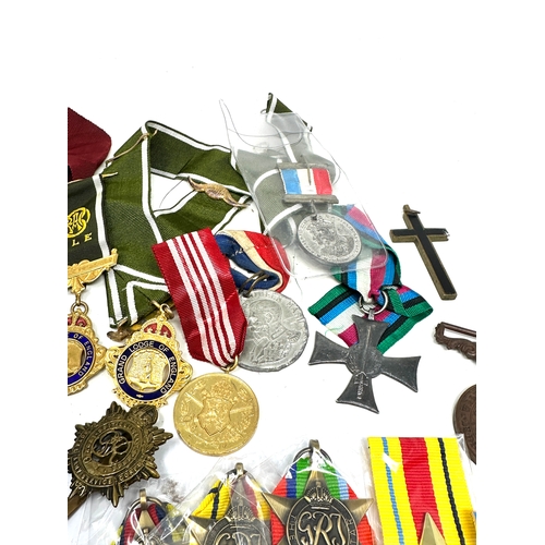 559 - Large collection of badges medals etc