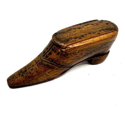 546 - Antique shoe snuff box measures approx 8.5cm long