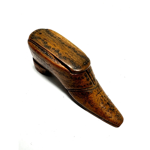 546 - Antique shoe snuff box measures approx 8.5cm long