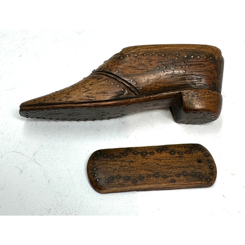 546 - Antique shoe snuff box measures approx 8.5cm long