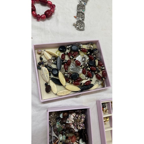 544 - Selection of vintage and later costume jewellery