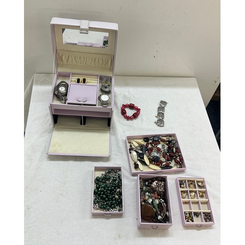 544 - Selection of vintage and later costume jewellery