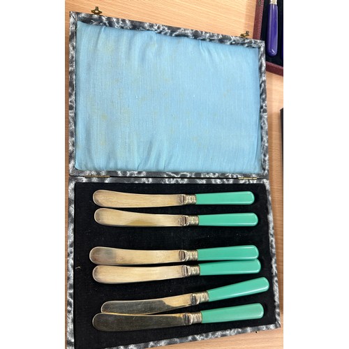 60 - Selection of cased cutlery