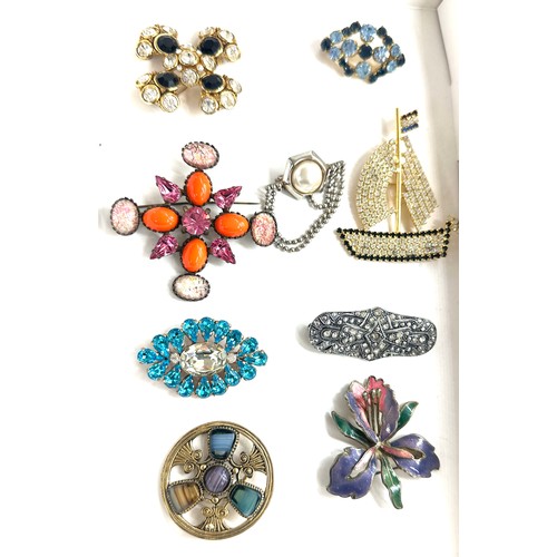 554 - Selection of assorted brooches