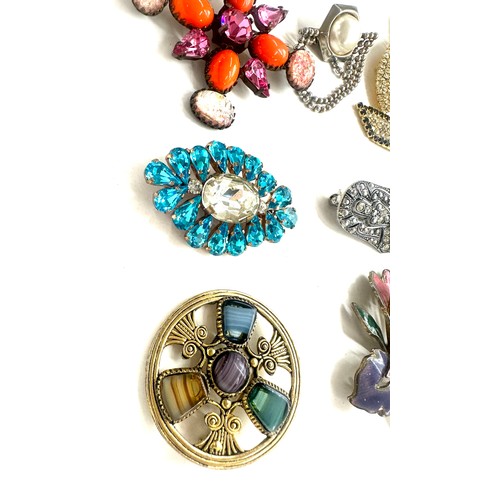 554 - Selection of assorted brooches