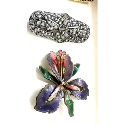 554 - Selection of assorted brooches