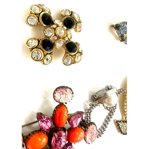 554 - Selection of assorted brooches