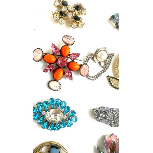 554 - Selection of assorted brooches