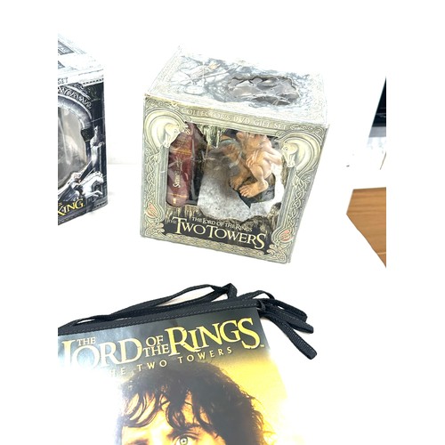 99 - The Lord of the rings, the two towers DVD gift set in original packaging however packaging is damage... 