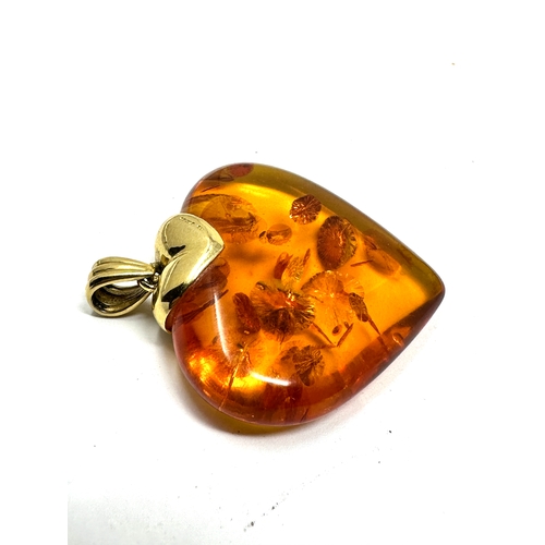 166 - large 18ct gold & heart shape amber pendant measures 4.7cm drop by 4.1cm wide weight 13.3g