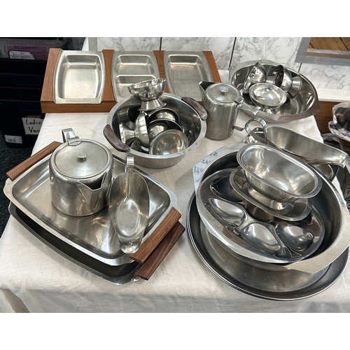 382 - Selection of stainless steel kitchen pieces to include bowls, jugs etc