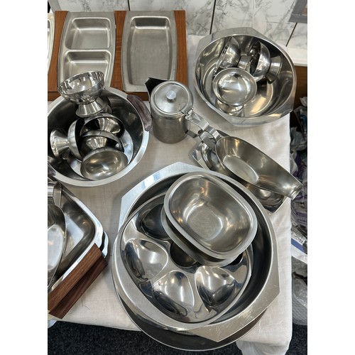 382 - Selection of stainless steel kitchen pieces to include bowls, jugs etc