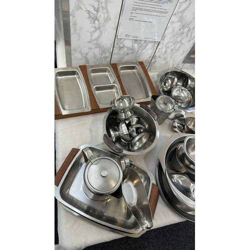 382 - Selection of stainless steel kitchen pieces to include bowls, jugs etc