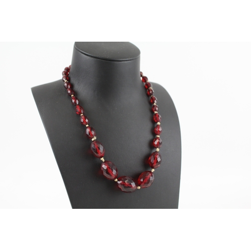 344 - A cherry bakelite graduated prystal bead necklace (38g)