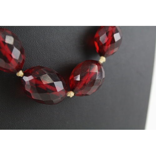 344 - A cherry bakelite graduated prystal bead necklace (38g)