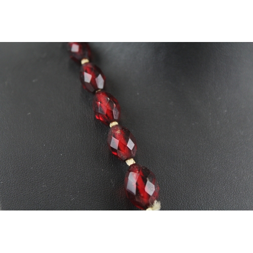 344 - A cherry bakelite graduated prystal bead necklace (38g)