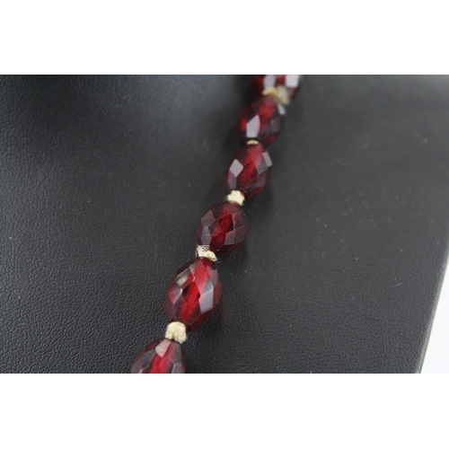 344 - A cherry bakelite graduated prystal bead necklace (38g)