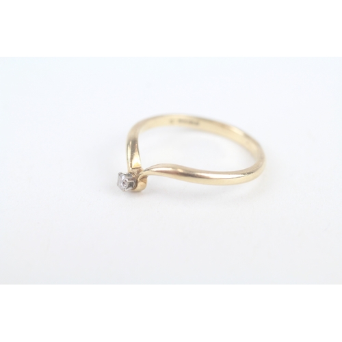 209 - 9ct gold diamond single stone chevron ring