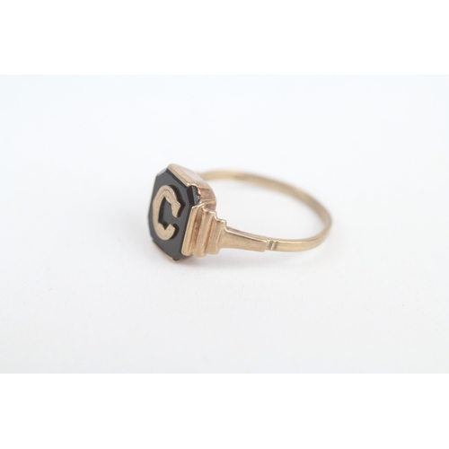 212 - 9ct gold antique onyx initial 'C' signet ring