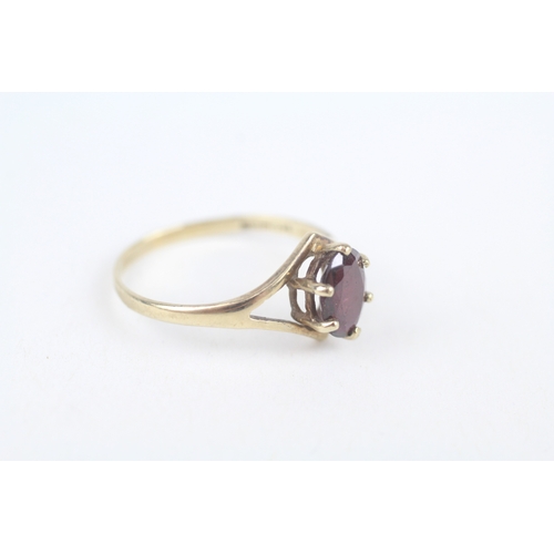 213 - 9ct gold garnet single stone ring