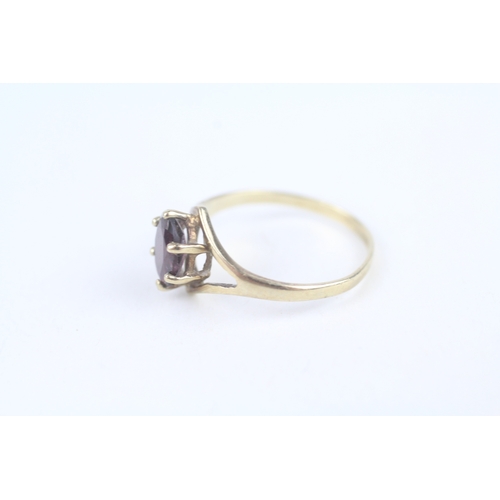 213 - 9ct gold garnet single stone ring