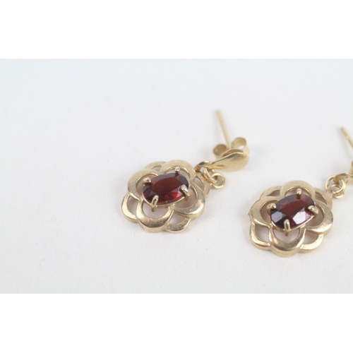 216 - 9ct gold garnet drop earrings