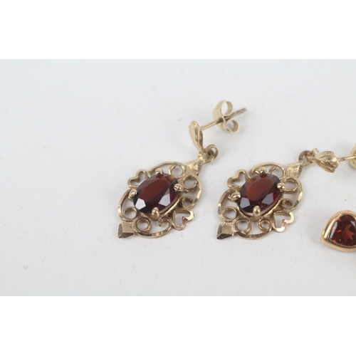 220 - 2 x 9ct gold garnet drop earrings