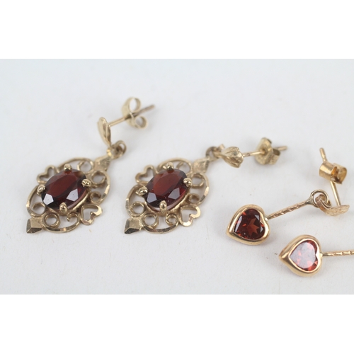 220 - 2 x 9ct gold garnet drop earrings